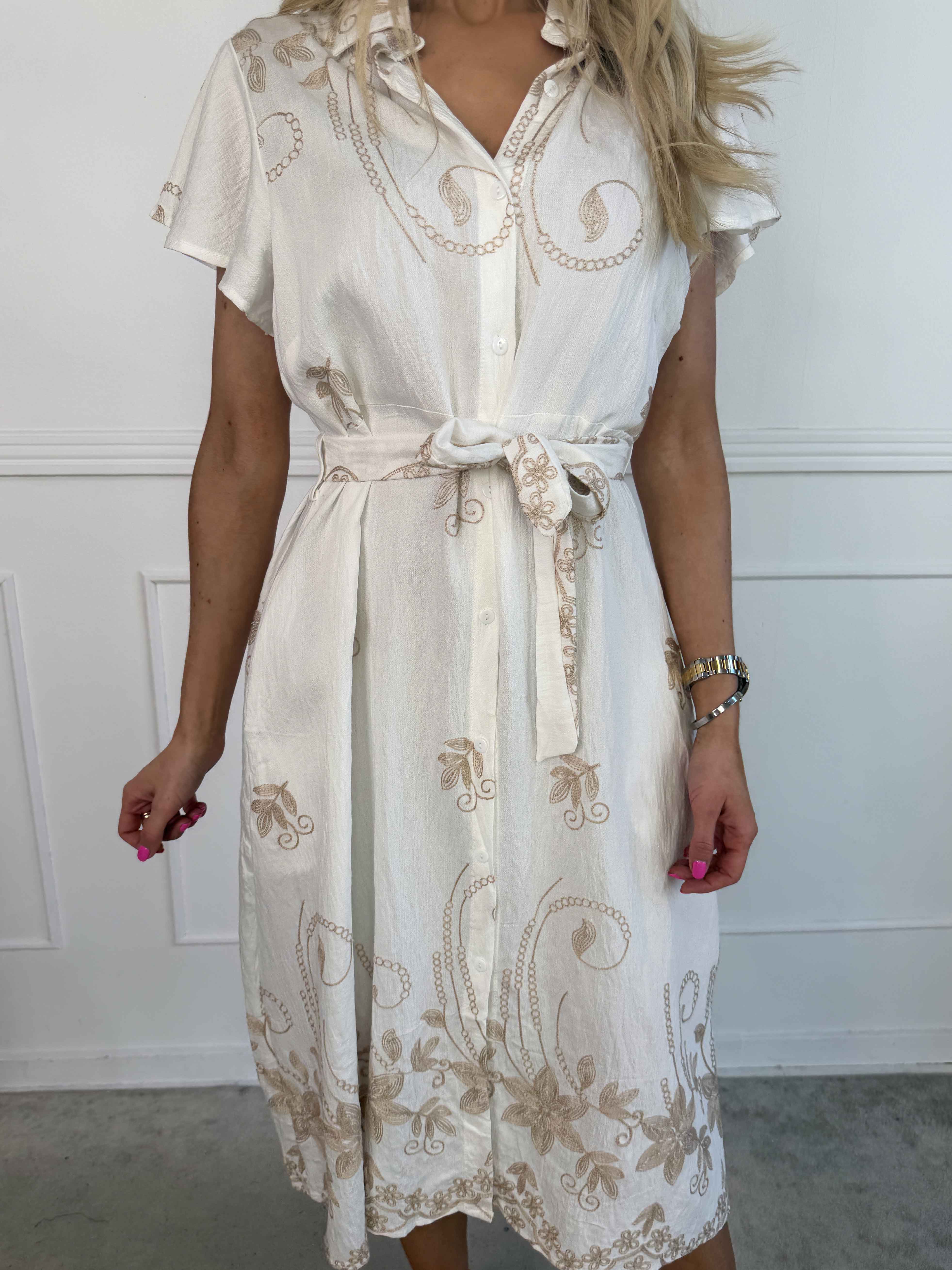 Marianne - Skjortklänning i viskos med broderade detaljer och volangärmar.